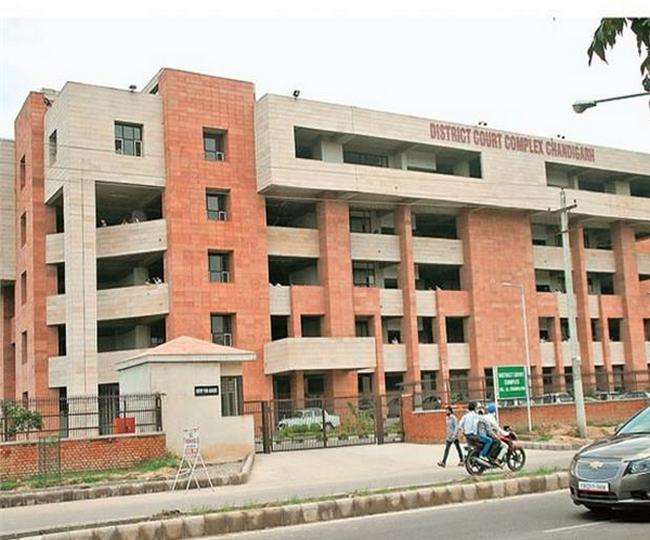 बिना मास्क के पकड़े गए लोगों पर चंडीगढ़ जिला अदालत की टिप्पणी, कहा- ऐसे लोग ही फैलाते हैं कोरोना