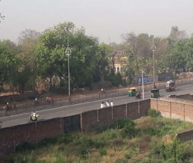 Aligarh Weather Forecast : सुबह खिली धूप में ठंडी हवाओं ने मौसम को बनाया खुशनुमा Aligarh news