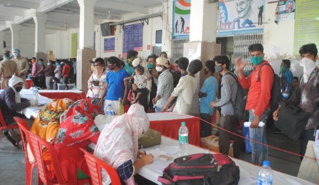 आठ से दस घंटे की देरी से पहुंचीं श्रमिक स्पेशल