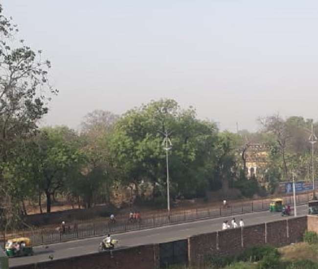 Aligarh Weather Forecast : फिर बदल सकता है मौसम का मिजाज, फिलहाल गर्मी ने किया बेहाल Aligarh news