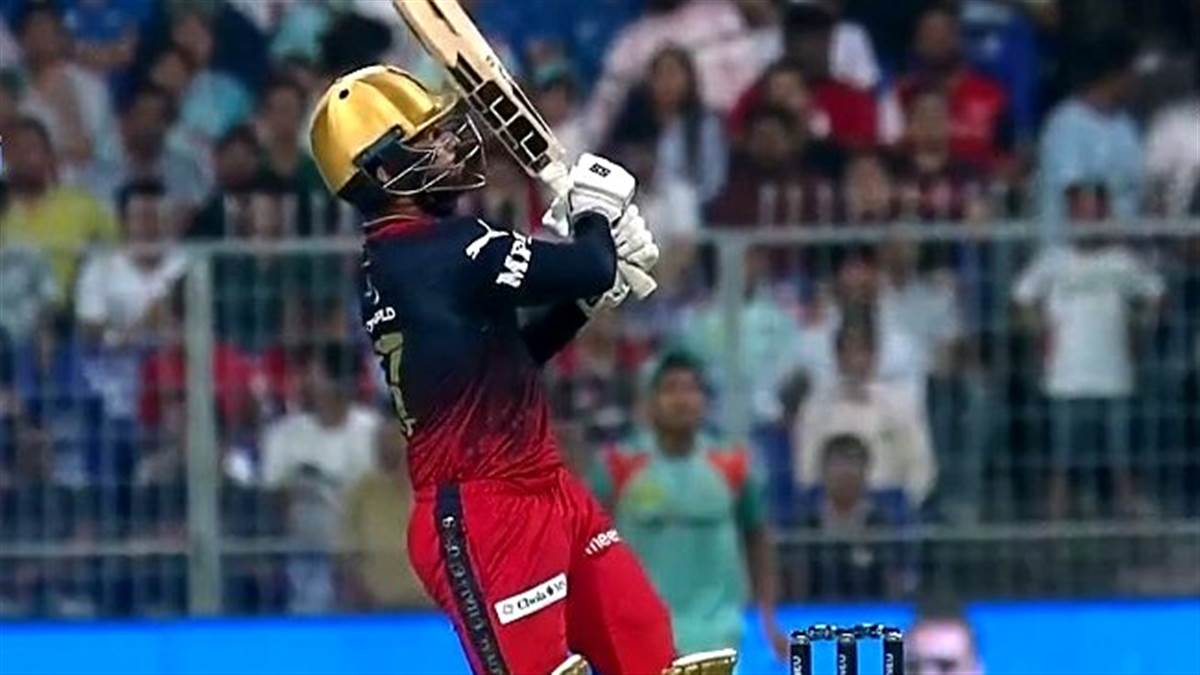 IPL 2022 RCB vs LSG: प्लेआफ में RCB के रजत का धमाका, छक्का जड़ते हुए पूरा किया शतक