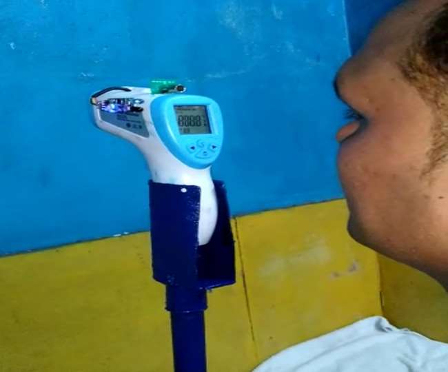 Rising India: सेंसर तकनीक से रेलकर्मियों ने बनाया नॉन कांटैक्ट थर्मामीटर, सामने खड़े होते ही बता देगा शरीर का तापमान