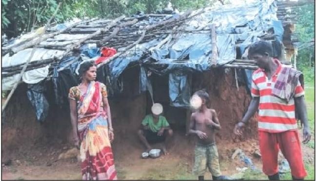 प्लास्टिक छत के नीचे चार लोगों का बसेरा