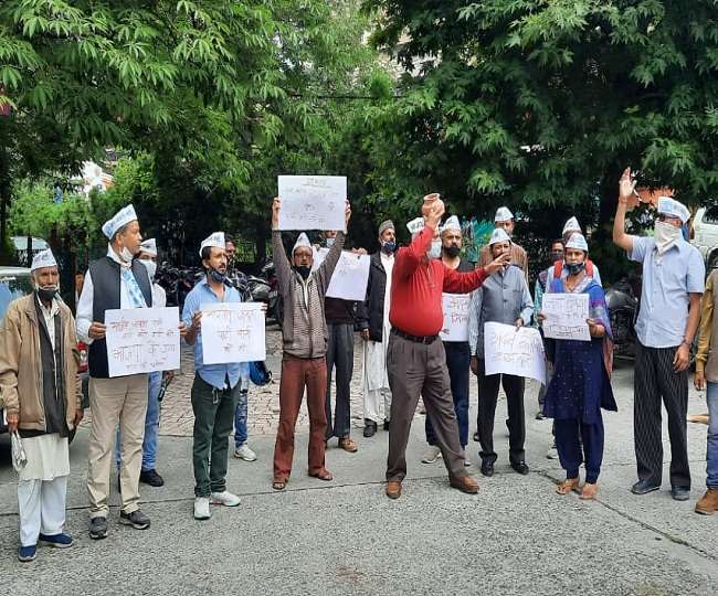 नैनतीाल में भाजपा प्रदेश अध्यक्ष के खिलाफ आप का हल्लाबोल, मटके के साथ प्रदर्शन