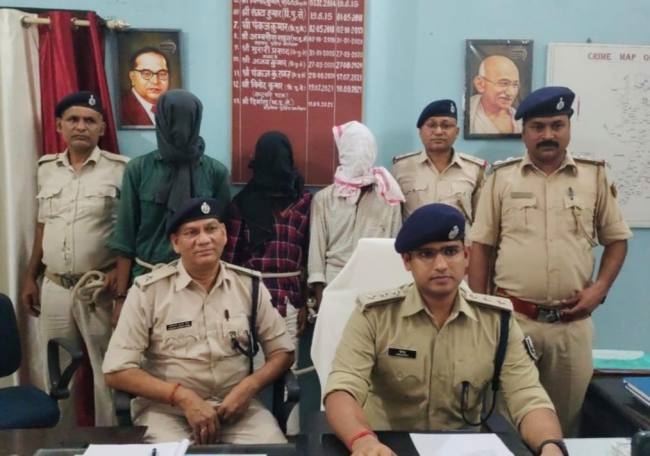 लूटकांड में अवैध हथियार समेत तीन बदमाश गिरफ्तार
