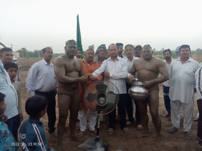 कालू पहलवान ने दीना पहलवान को किया चित