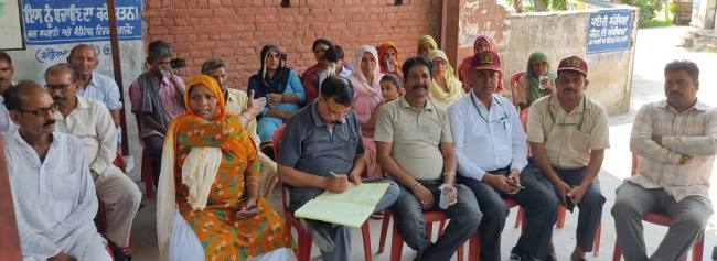 सरपंच ने तालाब की सफाई और निशानदेही के दिए निर्देश