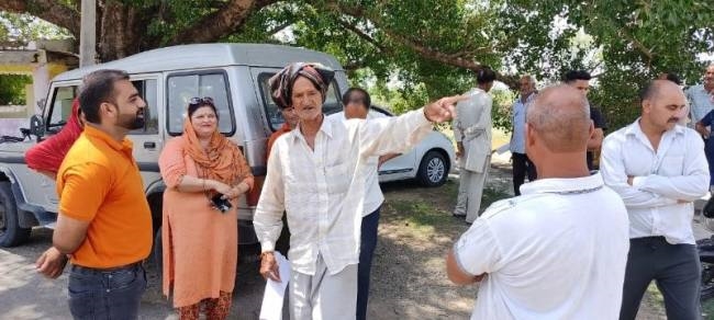 विक्टोरिया एस्टेट से टयूबवेल को जाने वाले रास्ते का एसडीओ ने लिया जायजा