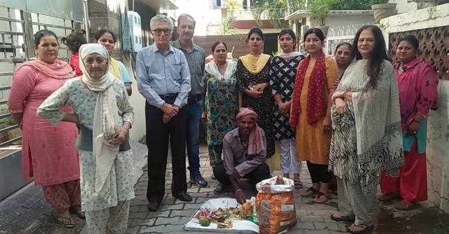'घर का कूड़ा इधर-उधर फेंकने के निगम के रिक्शा या ट्राली में डालें'