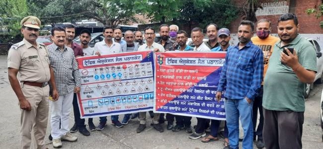 'वाहन में सवार यात्री भी करें ट्रैफिक नियमों का पालन'
