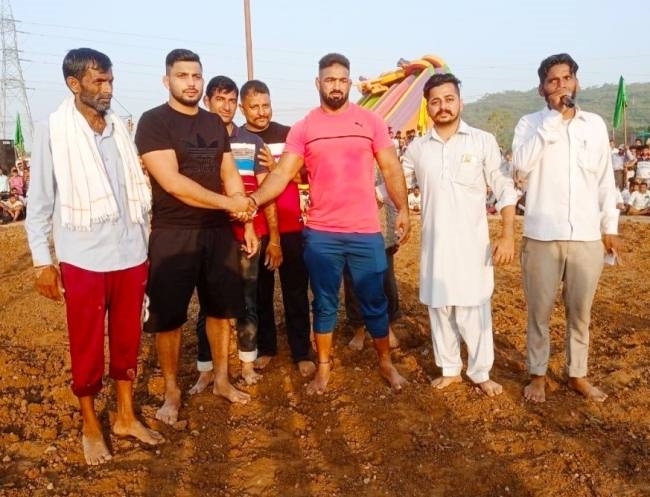 बड़ी व छोटी माली की कुश्ती बराबरी पर छूटी
