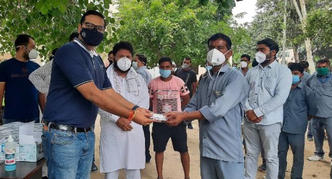 मेडिकल कालेज के कर्मचारियों को वितरित किए मास्क