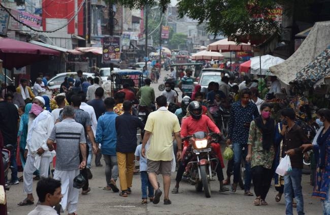 ये कैसा कोरोना कर्फ्यू, खुल रहीं दुकाने, उमड़ रही भीड़