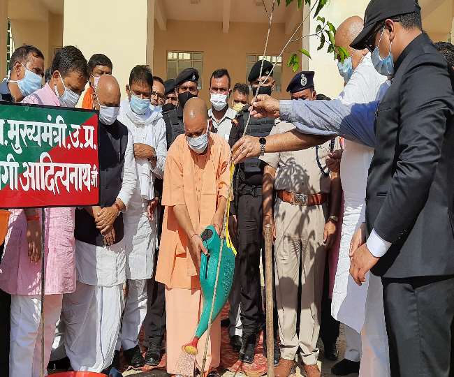 सीएम योगी आदित्यनाथ ने की कोरोना योद्धाओं, अधिकारियों व जनप्रतिनिधियों के सहयोग की सराहना