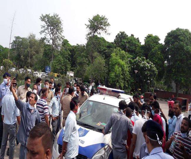 मोबाइल चोरी के आरोप में पुलिस ने तीन सफाई कर्मचारियों को बेरहमी से पीटा, PGI चंडीगढ़ में हंगामा
