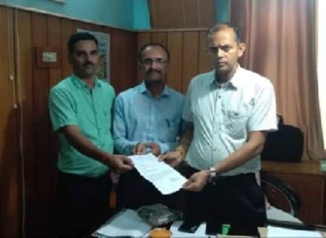 छात्रों ने कठलग प्रभावितों के लिए एकत्रित की राहत राशि