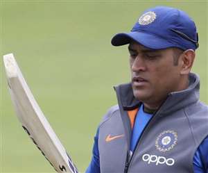 MS Dhoni और मैं होटल के कमरे में फर्श पर बैठकर खाना खाते थे, साथी क्रिकेटर ने किया खुलासा