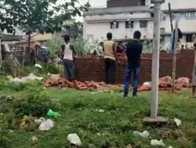 झरिया रेल लाइन के ऊपर खड़ी हो रही नई इमारत