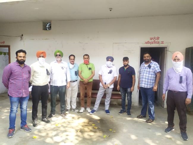 किसानों के समर्थन में पटवारियों ने काले बिल्ले लगाकर किया काम