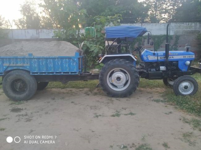 रेत बजरी से भरा डंपर और ट्रैक्टर जब्त