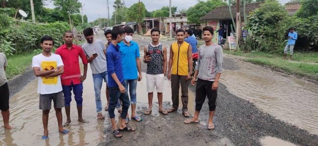 एनएच- 322 की जर्जरता पर ग्रामीणों ने जताया आक्रोश