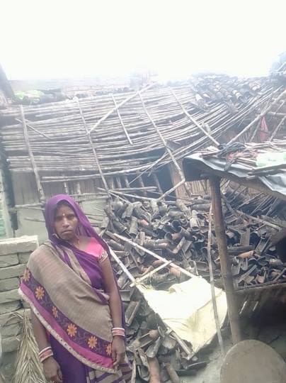 बरसात में गिरा घर, बाल-बाल बचे लोग