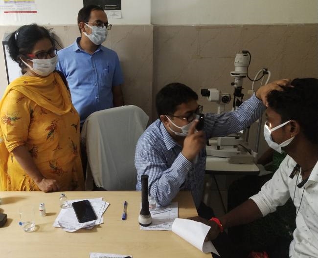 एंबुलेंस समेत 50 वाहन चालकों का नेत्र परीक्षण