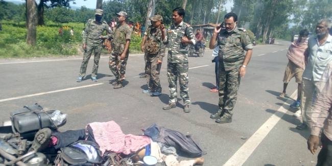 ट्रक की चपेट में आने से एक सीसीएलकर्मी की मौत, एक घायल, सड़क जाम