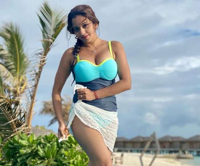 Bhojpuri Actress Monalisa ने ब्लू शॉर्ट वन पीस ड्रेस में किया ऐसा सीज़लिंग डांस, शेयर करते ही हुआ वायरल