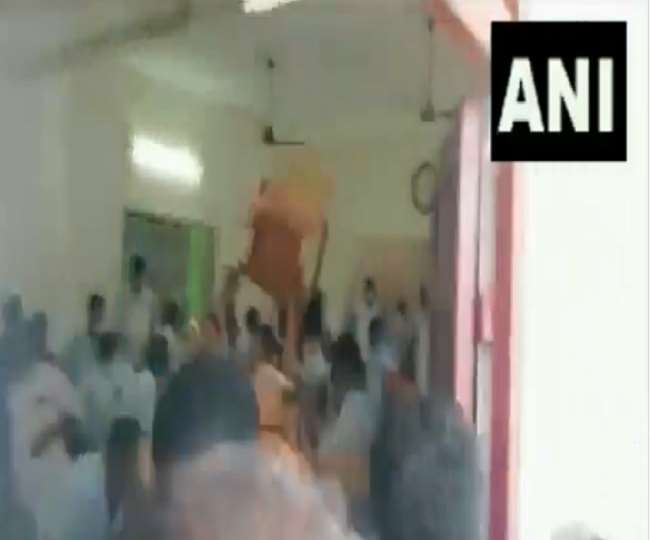 तमिलनाडु में सांसद कार्ति चिदंबरम की मौजूदगी में कांग्रेस कार्यकर्ताओं के बीच खूब चलीं कुर्सियां