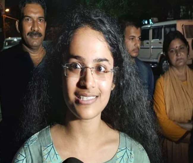 UPSC 2020 Topper: अरे सुनती हो.. कलेक्टर बनकर देश में चमकी है अपनी ‘जागू’, फतेहपुर के घर में मना जश्न