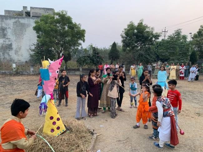 गोल्डन सिटी में बच्चों ने किया रावण दहन