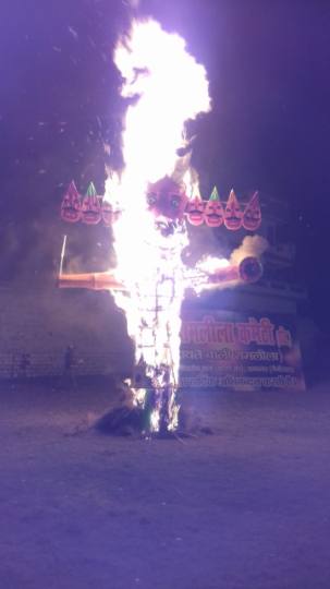 बुराई के प्रतीक रावण व कुंभकरण के पुतले जलाए