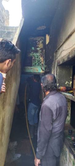 शार्टसर्किट से बंद घर में लगी आग, सभी सामान जले