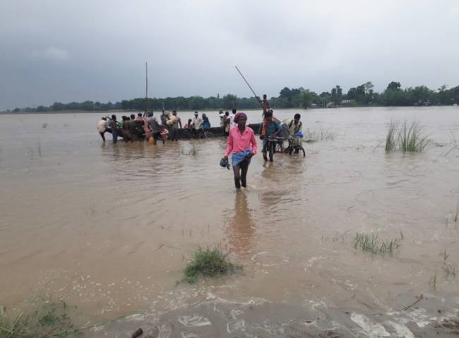 नाव के सहारे कट रही ग्रामीणों की जिदगी