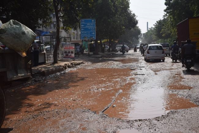 बारिश से सड़कों के निर्माण में फिर देरी