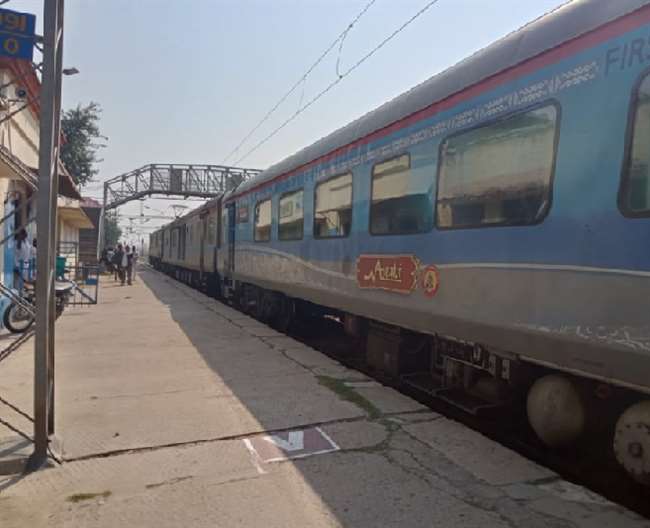 मालगाड़ी का ब्रेक शू जाम होने से दिल्ली हावड़ा रूट पर यातायात प्रभावित, ट्रेनों की रफ्तार घटी