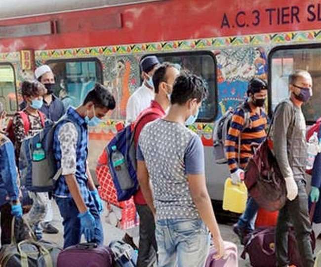 Train Ticket: त्योहार पर घर आ रहे हो भाई, वेटिंग लिस्ट हो गई हाई, भागलपुर-मुंबई स्पेशल ट्रेन भी फुल