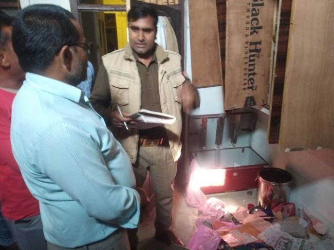 राशन समेत संदूक से नकदी व जेवरात ले गए चोर
