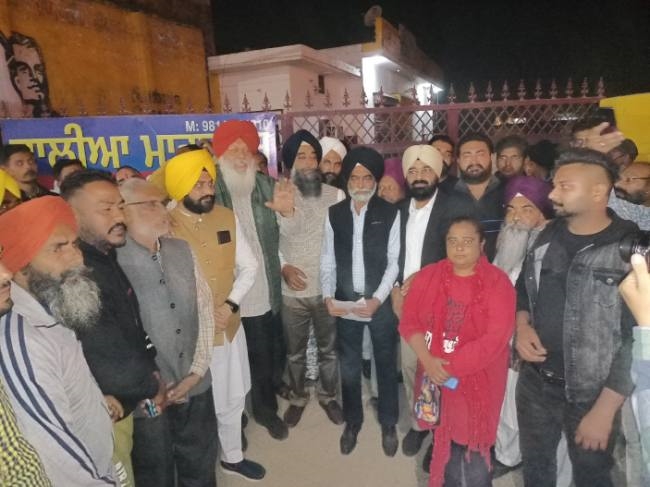 ललहेड़ी रोड पर राजनीतिक दलों का धरना स्थगित, दुकानदारों का जारी