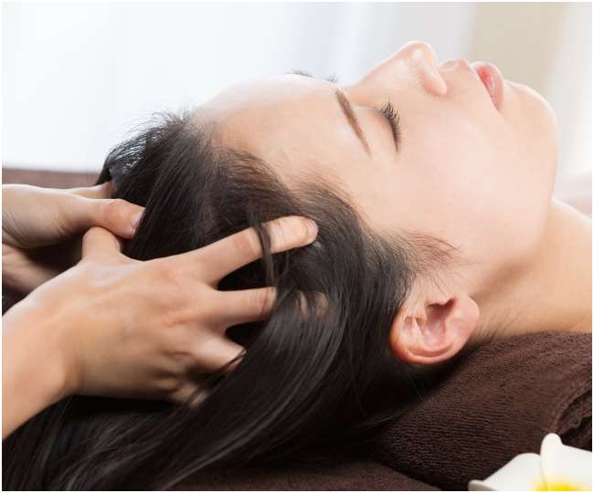 Hair Care Tips: बालों में तेल लगाने का सही तरीका जानती हैं आप?