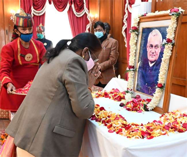 राज्यपाल द्रौपदी मुर्मू ने पूर्व प्रधानमंत्री अटल बिहारी वाजपेयी की जयंती पर श्रद्धा सुमन अर्पित किया
