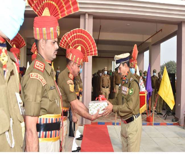 बीएसएफ के दक्षिण बंगाल फ्रंटियर ने धूमधाम से मनाया 72वां गणतंत्र दिवस समारोह, आइजी ने ली परेड की सलामी