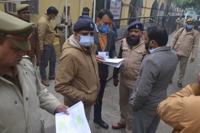 पहले दिन 24 ने लिए नामांकन पत्र के 60 सेट