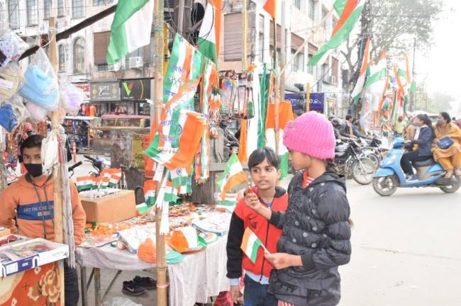 सरकारी कार्यालयों में साढ़े आठ बजे फहरेगा तिरंगा