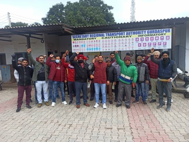 आरटीए की तैनाती नहीं होने पर काम करवाने आए लोग भड़के