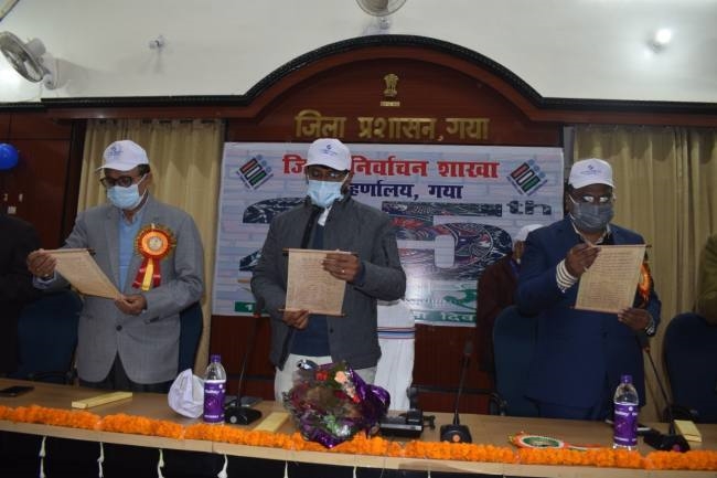 मजबूत लोकतंत्र के नायक हैं जागरूक मतदाता: डीएम
