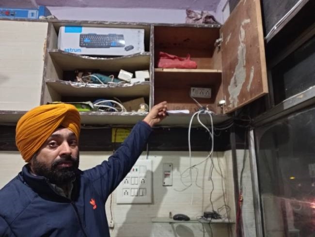 पिस्तौल के बल पर टूर एंड ट्रैवल दुकान से 50 हजार व मोबाइल लूटे