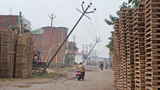 जानलेवा है यह अनदेखी! उलझे तार-खुले ट्रांसफार्मर ले रहे जान