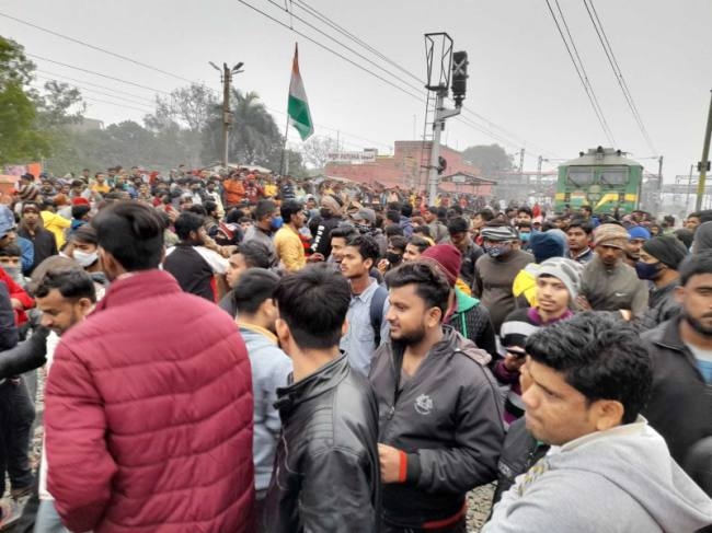 परीक्षा परिणाम में अनियमितता के विरोध में छात्रों ने किया रेलवे ट्रेक जाम